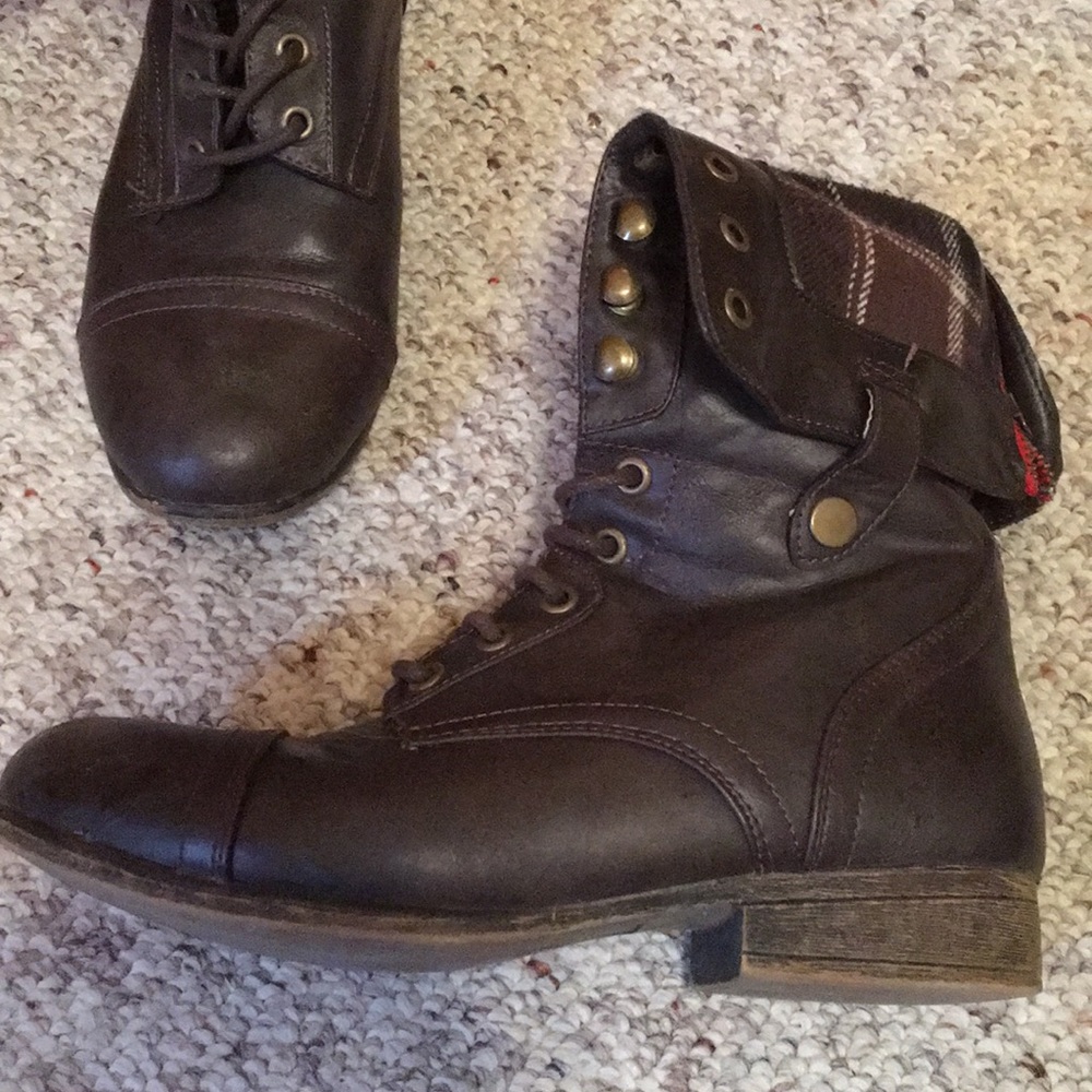 Boots - Picture 3 of 4